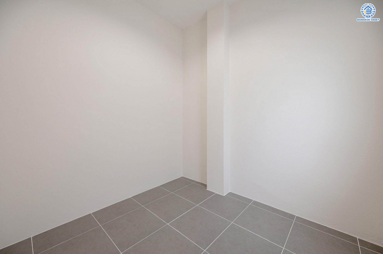 บ้านมือสองตกแต่งใหม่ โครงการ ศุภวรรณ5 บางแค ดีไซน์หรูหรา เนื้อที่กว้าง 60.6 ตร.ว. ฟังก์ชัน 3 ห้องนอน 3 ห้องน้ำ 1 ห้องแม่บ้าน 2 ที่จอดรถ ฟังก์ชันครบตอบทุกไลฟ์สไตล์ บนทำเลศักยภาพ เชื่อมต่อถนนกาญจนาภิเษก ใกล้เดอะมอลล์บางแค ใกล้รถไฟฟ้าสายสีน้ำเงิน "สถานีหลักสอง" และจุดขึ้นทางด่วน "กาญจนาภิเษก"